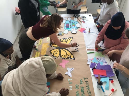 Grupo de voluntarios y personas migrantes en un taller de formación en la sede de Sevilla.